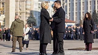 Prezydent Ukrainy Wołodymyr Zełenski wita przewodniczącą Komisji Europejskiej Ursulę von der Leyen, Kijów, 2025 r.
