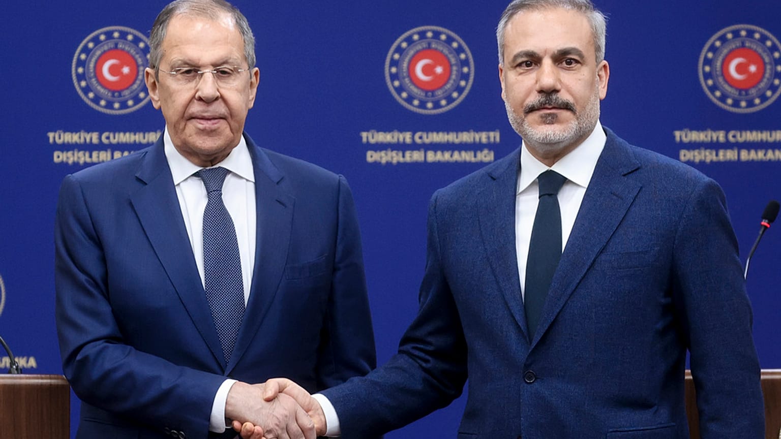 Reunião em Ancara entre Sergey Lavrov (`à esq.), ministro dos negócios Estrangeiros da Rússia, e Hakan Fidan, ministro dos Negócios Estrangeiros da Turquia 