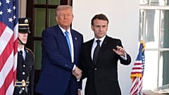 الرئيس الأمريكي دونالد ترامب والرئيس الفرنسي إيمانويل ماكرون خلال مؤتمر صحفي في البيت الأبيض، يوم الاثنين 24 شباط/ فبراير 2025، في واشنطن. 