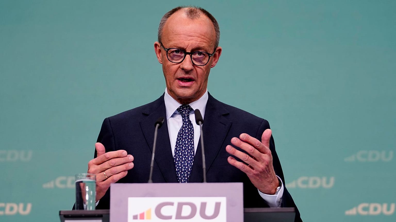 Friedrich Merz, Hristiyan Demokrat Birlik (CDU) partisinin Berlin'deki genel merkezinde bir basın toplantısı sırasında konuşuyor.
