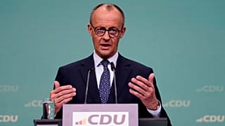 Friedrich Merz parla durante una conferenza stampa presso la sede del partito Unione Cristiano Democratica (CDU) a Berlino.