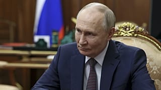O Presidente russo, Vladimir Putin, participa numa reunião com o Mufti Supremo da Rússia no Kremlin, em Moscovo, a 24 de fevereiro de 2025
