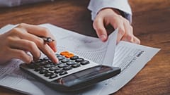 Ένα άτομο που υπολογίζει την πληρωμή του φόρου του.