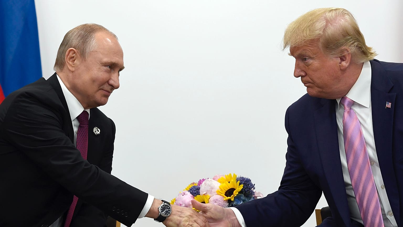 28 Haziran 2019 tarihli bu dosya fotoğrafında, ABD Başkanı Donald Trump (sağda), ikili bir görüşme sırasında Rusya Devlet Başkanı Vladimir Putin (solda) ile el sıkışıyor.