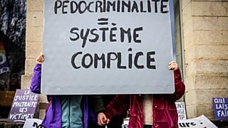 Pancarta que han mostrado manifestantes a la puerta del juicio, que señala al sistema como cómplice de los abusos.