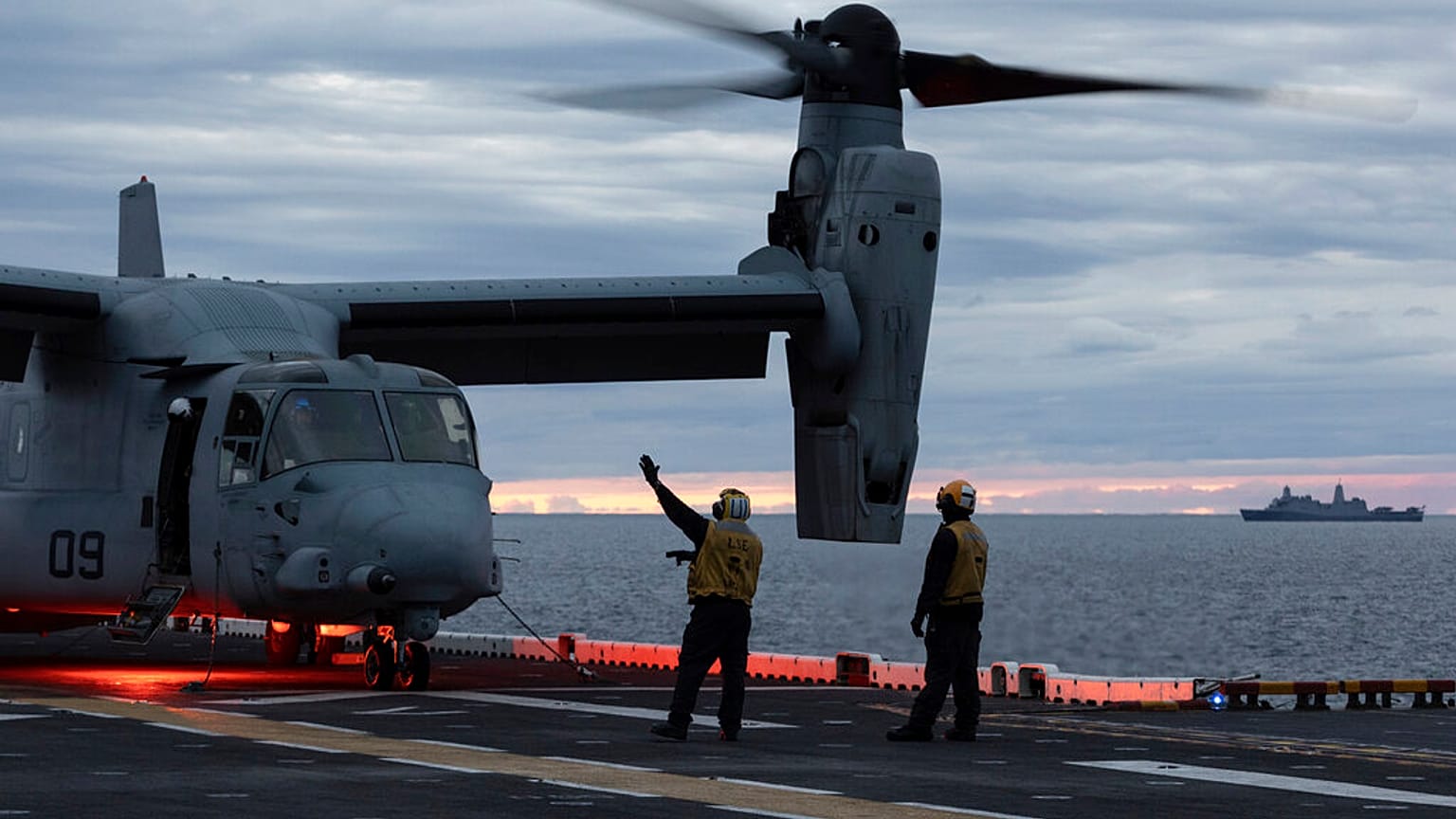 موظفو سطح السفينة يعطون إشارات إلى طائرة دعم هجومية من طراز MV-22 Osprey،  أثناء تدريبات في بحر البلطيق، الجمعة، 2 سبتمبر/أيلول 2022.