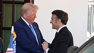 Präsident Donald Trump, links, begrüßt Frankreichs Präsident Emmanuel Macron vor einer Pressekonferenz im Weißen Haus, Montag, 24. Februar 2025, in Washington.