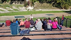 Una de las voluntarias, Sara, da una vuelta por el anfiteatro de Trebula Mutuesca, en el centro de Italia