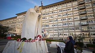 Nonnen beten für Papst Franziskus vor der Poliklinik Agostino Gemelli in Rom, Sonntag, 23. Februar 2025, wo der Papst seit Freitag, 14. Februar, im Krankenhaus liegt.