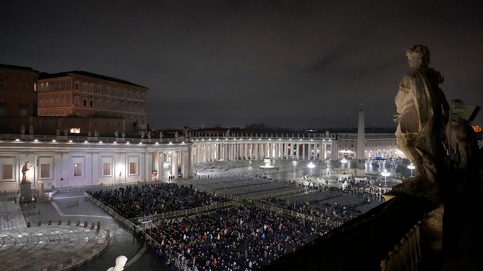 Près de 4 000 personnes ont prié pour le rétablissement du pape François sur la place Saint-Pierre au Vatican, le lundi 24 février 2025.