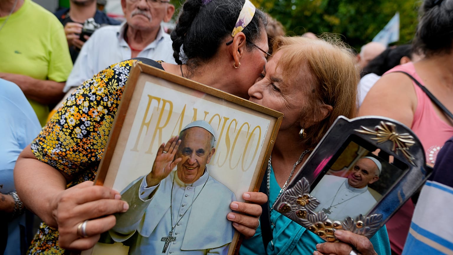 Las mujeres se besan durante una oración por la salud del Papa Francisco en la plaza Constitución en Buenos Aires, Argentina, el lunes 24 de febrero de 2025.