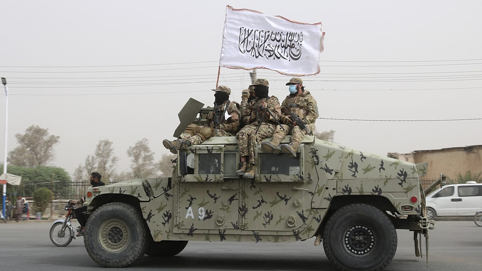 DOSYA - Taliban savaşçıları 15 Ağustos 2023, Salı günü Afganistan'ın başkenti Kabil'in güneyindeki Kandahar'da yol üzerinde devriye geziyor