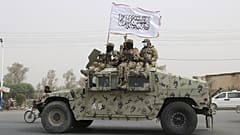 DOSYA - Taliban savaşçıları 15 Ağustos 2023, Salı günü Afganistan'ın başkenti Kabil'in güneyindeki Kandahar'da yol üzerinde devriye geziyor