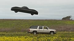 Model Zero Ultralight havalanır ve bir SUV'un üzerinden uçar, Half Moon Bay, Kaliforniya, ABD, 24.02.2025