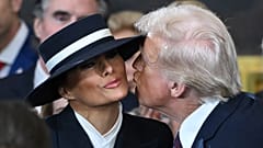 El presidente electo Donald Trump besa a Melania Trump antes de la 60.ª ceremonia de investidura presidencial en la Rotonda del Capitolio de Estados Unidos en Washington