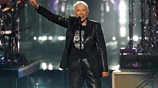 Eurythmics'ten Annie Lennox 2022'de Rock &amp; Roll Hall of Fame'e Giriş Töreni sırasında sahne alıyor