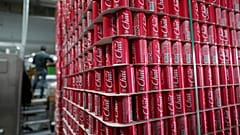 Batı Şeria'nın Salfit kentindeki Filistin Chat Cola şişeleme tesisinin üretim hattında markalı kutuların paletleri