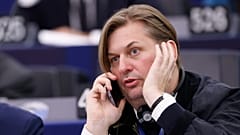 Der deutsche Maximilian Krah von der rechtsextremen AfD ruft während einer Sitzung im Europäischen Parlament in Straßburg, 23. April 2024