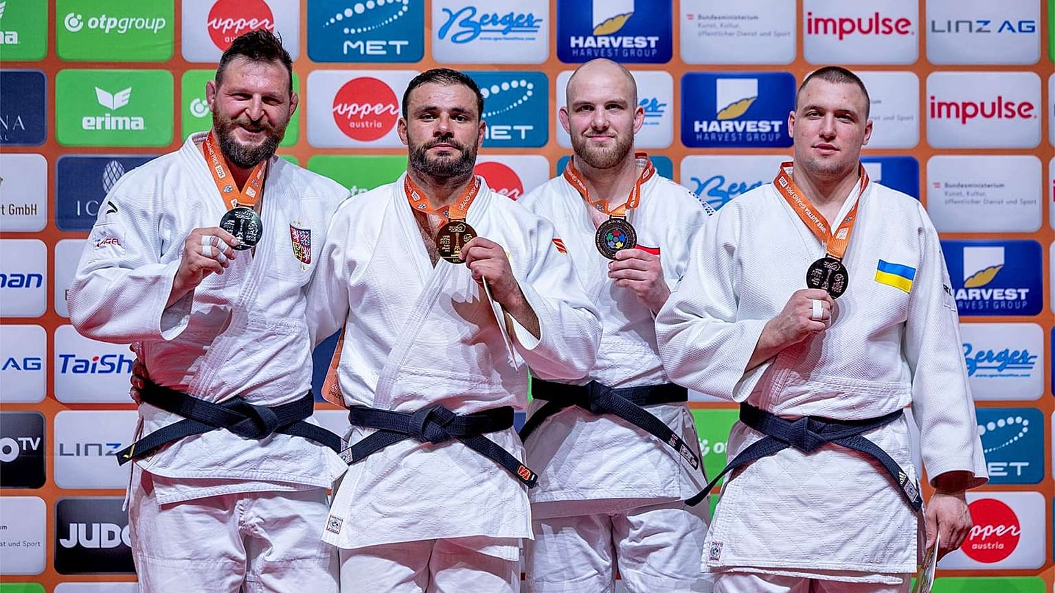 Le podium dans la catégorie des +100 kg. Le Géorgien Guram Tushishvili a remporté l'or.