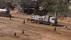 Kamyonun arkasındaki yardım malzemelerini almaya çalışan grubun izi, Refah, GAZA, 25.02.2025