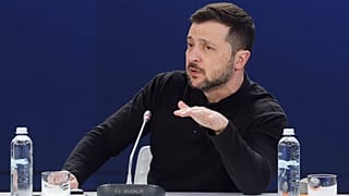 Volodymyr Zelensky participe à une conférence de presse après le sommet "Support Ukraine", marquant le troisième anniversaire de l'invasion russe, à Kyiv, le 24 février 2025.
