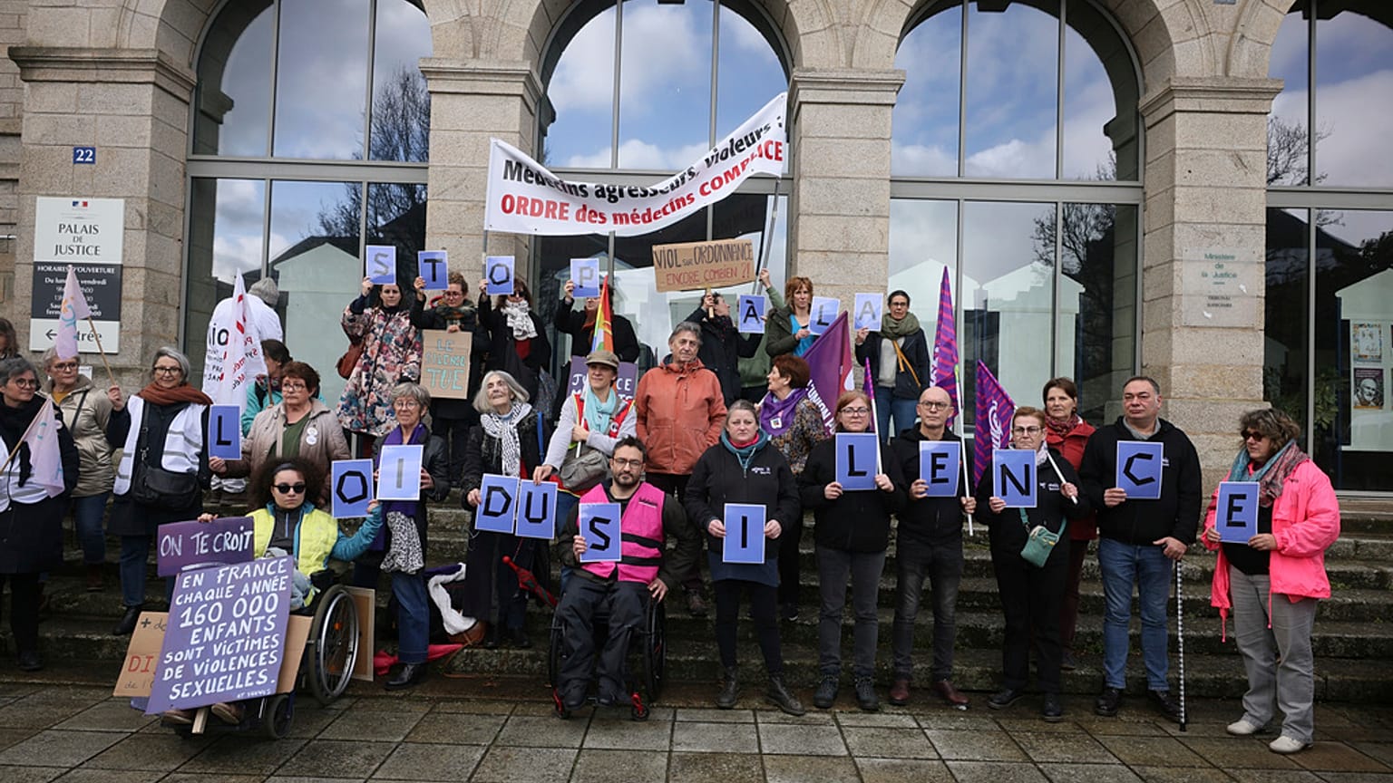 Manifestanti davanti al tribunale di Vannes, nella Francia occidentale, nel giorno di apertura del processo al chirurgo francese Joel Le Scouarnec, 24 febbraio 2025