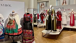 Részlet a Folk Fashion – Divat a folklór című kiállításból - Hagyományok Háza, Budapest, 2025. február 25.