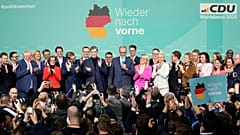Friedrich Merz, ortada, Almanya'nın başkenti Berlin'deki CDU parti merkezinde destekçilerine hitap ediyor.