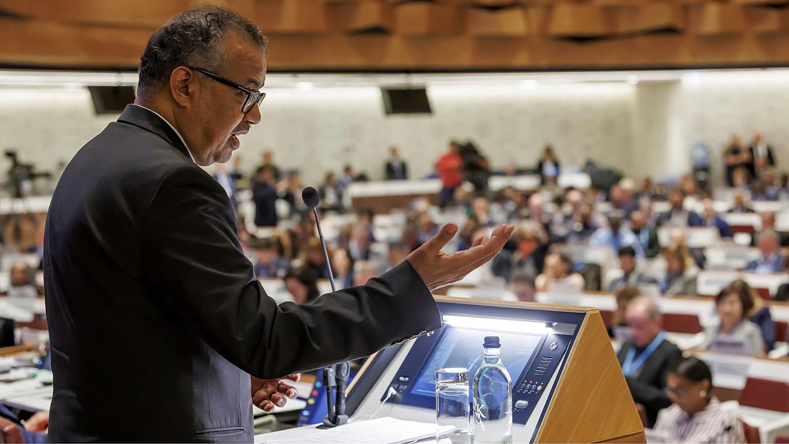DSÖ başkanı Tedros Adhanom Ghebreyesus Mayıs 2024'te Cenevre'de Dünya Sağlık Asamblesi'nde konuşuyor.