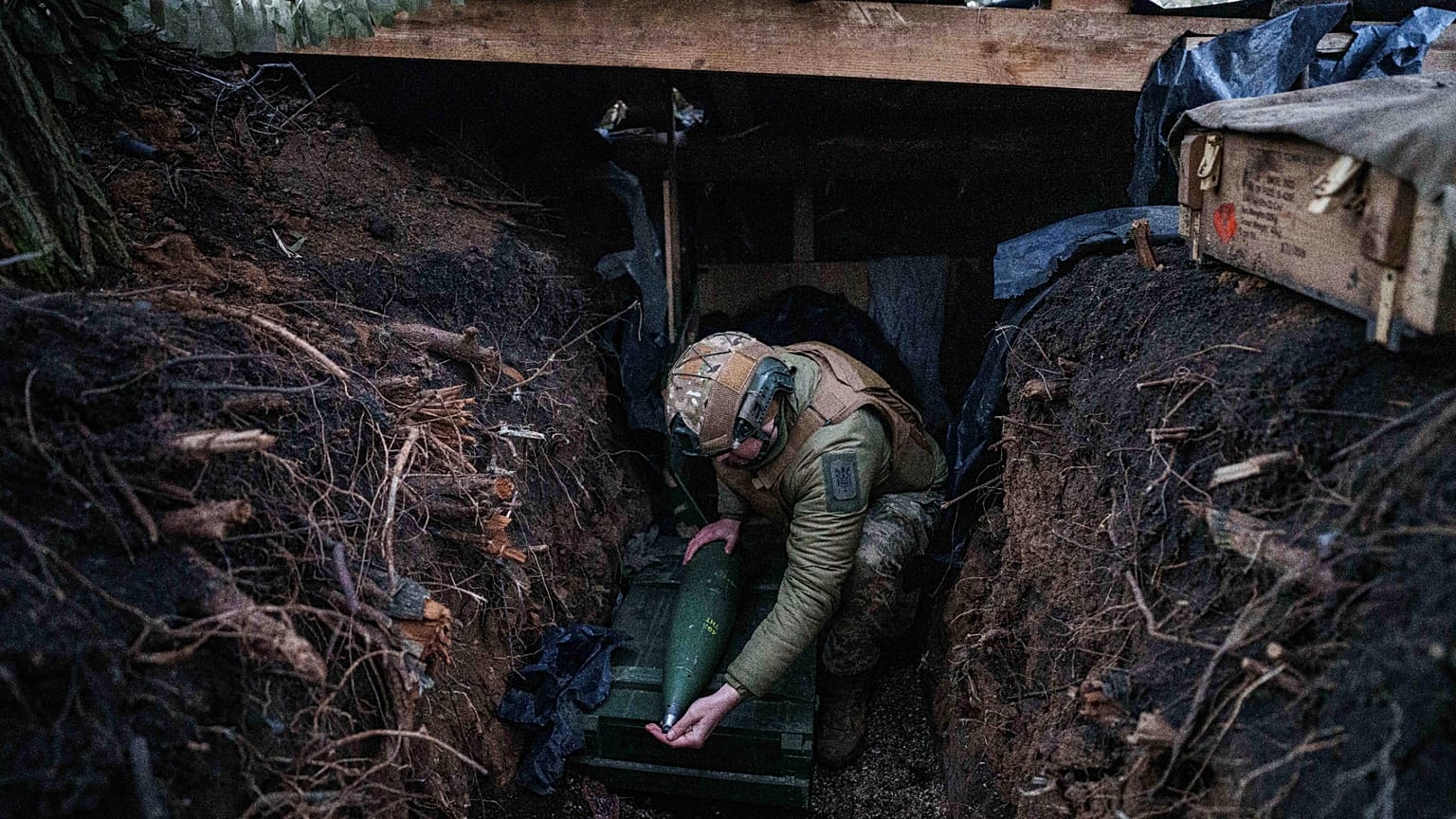 Un militar ucraniano prepara un proyectil de artillería antes de disparar hacia posiciones rusas en la línea del frente en dirección a Pokrovsk, en la región de Donetsk