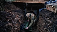 Un militar ucraniano prepara un proyectil de artillería antes de disparar hacia posiciones rusas en la línea del frente en dirección a Pokrovsk, en la región de Donetsk