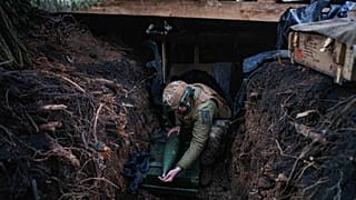 Un militar ucraniano prepara un proyectil de artillería antes de disparar hacia posiciones rusas en la línea del frente en dirección a Pokrovsk, en la región de Donetsk