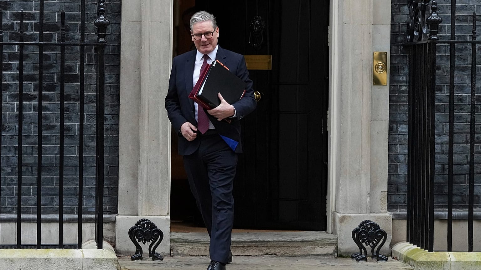 Le Premier ministre britannique Keir Starmer quitte le 10 Downing Street pour assister à la session hebdomadaire des questions des Premiers ministres au Parlement de Londres, le 12 février 2025.