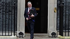 Birleşik Krallık Başbakanı Keir Starmer, Londra'daki parlamentoda haftalık Başbakanlık Soruları oturumuna katılmak üzere 10 Downing Street'ten ayrılırken, 12 Şubat 2025