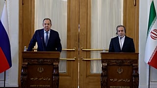 وزير الخارجية الروسي سيرجي لافروف، ، يتحدث في مؤتمر صحفي مشترك مع نظيره الإيراني عباس عراقجي في طهران، إيران، يوم الثلاثاء 25 فبراير 2025