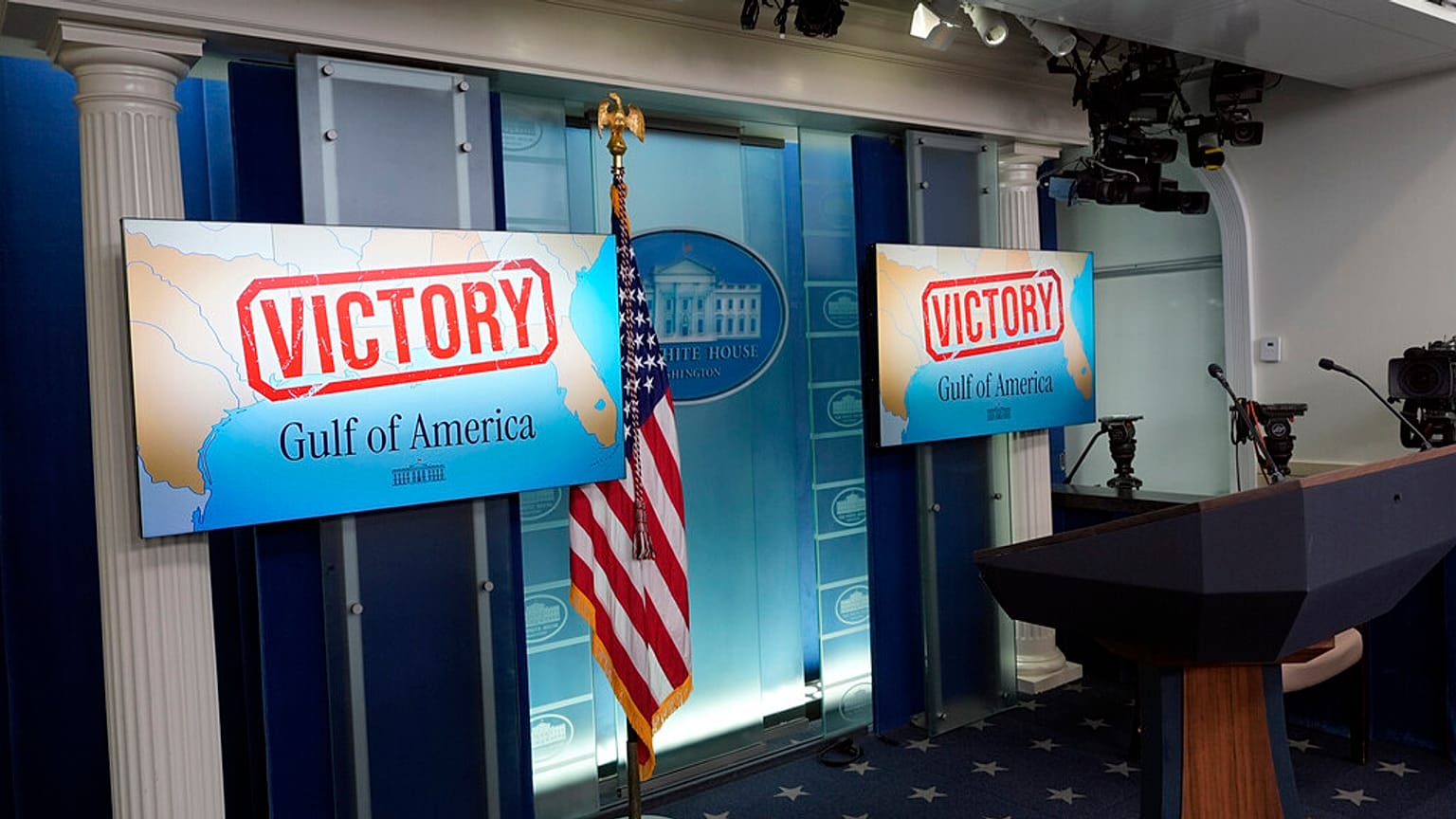 Monitores detrás del podio en la Sala de Prensa James Brady en la Casa Blanca, el lunes 24 de febrero de 2025, en Washington.