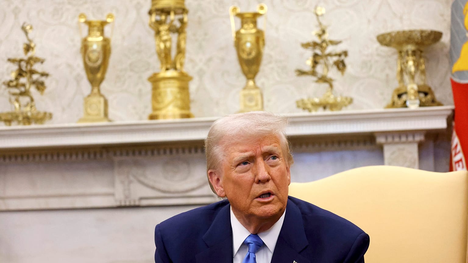 El presidente Donald Trump habla durante una reunión con el presidente de Francia, Emmanuel Macron, en el Despacho Oval de la Casa Blanca en Washington, el lunes 24 de febrero de 2025.