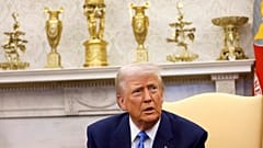 Präsident Donald Trump spricht während eines Treffens mit Frankreichs Präsident Emmanuel Macron im Oval Office des Weißen Hauses in Washington, Montag, 24. Februar 2025.