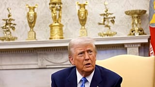 O Presidente Donald Trump fala durante uma reunião com o Presidente francês Emmanuel Macron na Sala Oval da Casa Branca em Washington, segunda-feira, 24 de fevereiro de 2025.