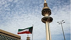 يظهر برج التحرير في الكويت بالقرب من العلم الكويتي في مدينة الكويت، الكويت، يوم الاثنين 12 فبراير 2018. 