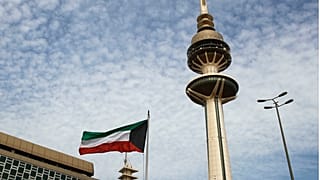 يظهر برج التحرير في الكويت بالقرب من العلم الكويتي في مدينة الكويت، الكويت، يوم الاثنين 12 فبراير 2018. 