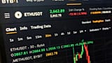 مخطط الأسعار على موقع (Bybit) للعملة المشفرة (Ethereum) على شاشة كمبيوتر في نيويورك مساء الجمعة، 21 فبراير 2025