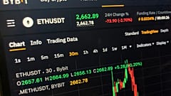 مخطط الأسعار على موقع (Bybit) للعملة المشفرة (Ethereum) على شاشة كمبيوتر في نيويورك مساء الجمعة، 21 فبراير 2025
