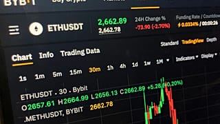 مخطط الأسعار على موقع (Bybit) للعملة المشفرة (Ethereum) على شاشة كمبيوتر في نيويورك مساء الجمعة، 21 فبراير 2025