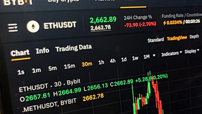 مخطط الأسعار على موقع (Bybit) للعملة المشفرة (Ethereum) على شاشة كمبيوتر في نيويورك مساء الجمعة، 21 فبراير 2025