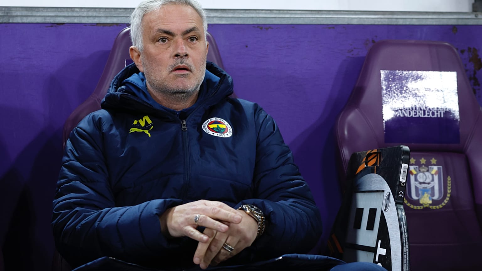 El entrenador del Fenerbahçe, José Mourinho, durante el partido de playoff de la Europa League entre el Anderlecht y el Fenerbahçe en el estadio del RSC Anderlecht en Bruselas, 20 de febrero de 2025.
