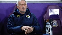 José Mourinho, treinador do Fenerbahçe, durante o jogo do playoff da Liga Europa entre o Anderlecht e o Fenerbahçe no estádio do RSC Anderlecht em Bruxelas, 20 de fevereiro de 2025.