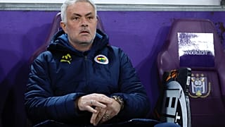 El entrenador del Fenerbahçe, José Mourinho, durante el partido de playoff de la Europa League entre el Anderlecht y el Fenerbahçe en el estadio del RSC Anderlecht en Bruselas, 20 de febrero de 2025.