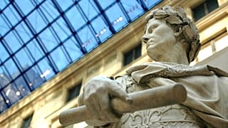 Paris Louvre Müzesi'nde Nicolas Coustou tarafından yapılan Julius Caesar heykeli.