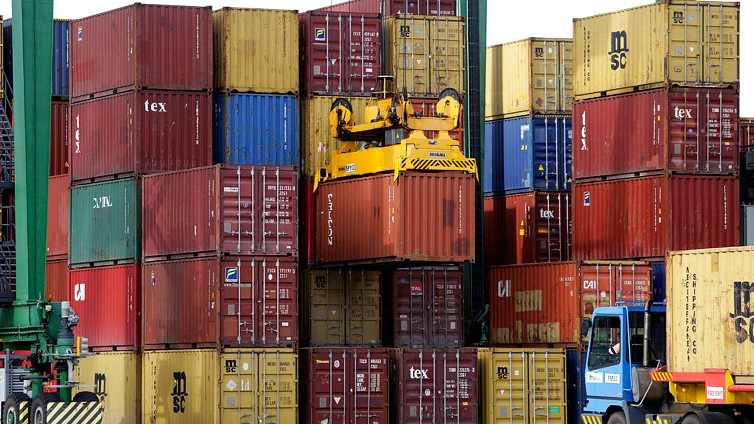 Arquivo: contentores de navios são movimentados no porto de Sines, em Sines, no sul de Portugal, a 12 de fevereiro de 2020.